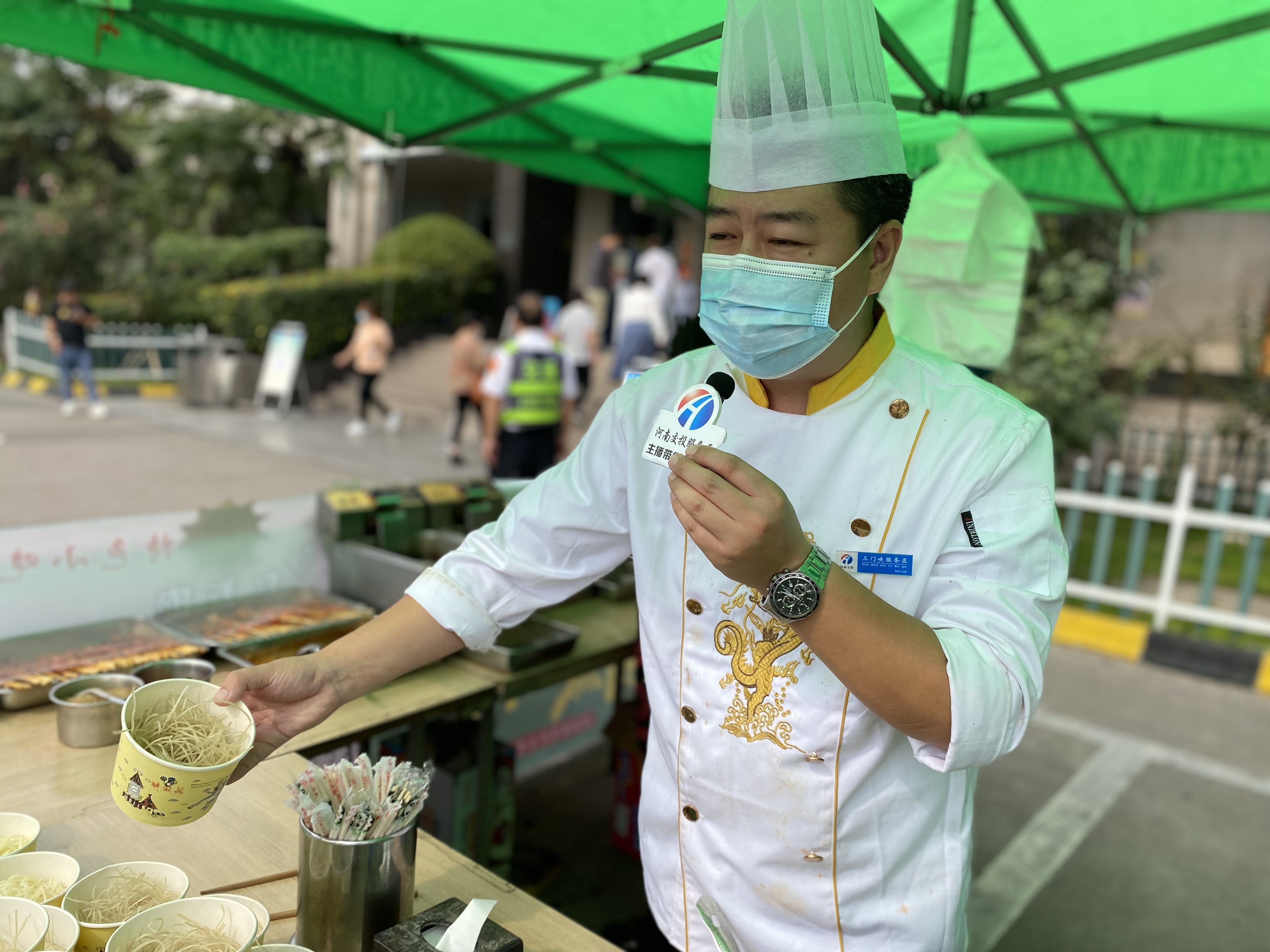 三門峽服務區廚師長介紹特色小吃，并告訴我們有去年途徑服務區吃過的司乘今年專程來吃。（趙丁丁）.JPG