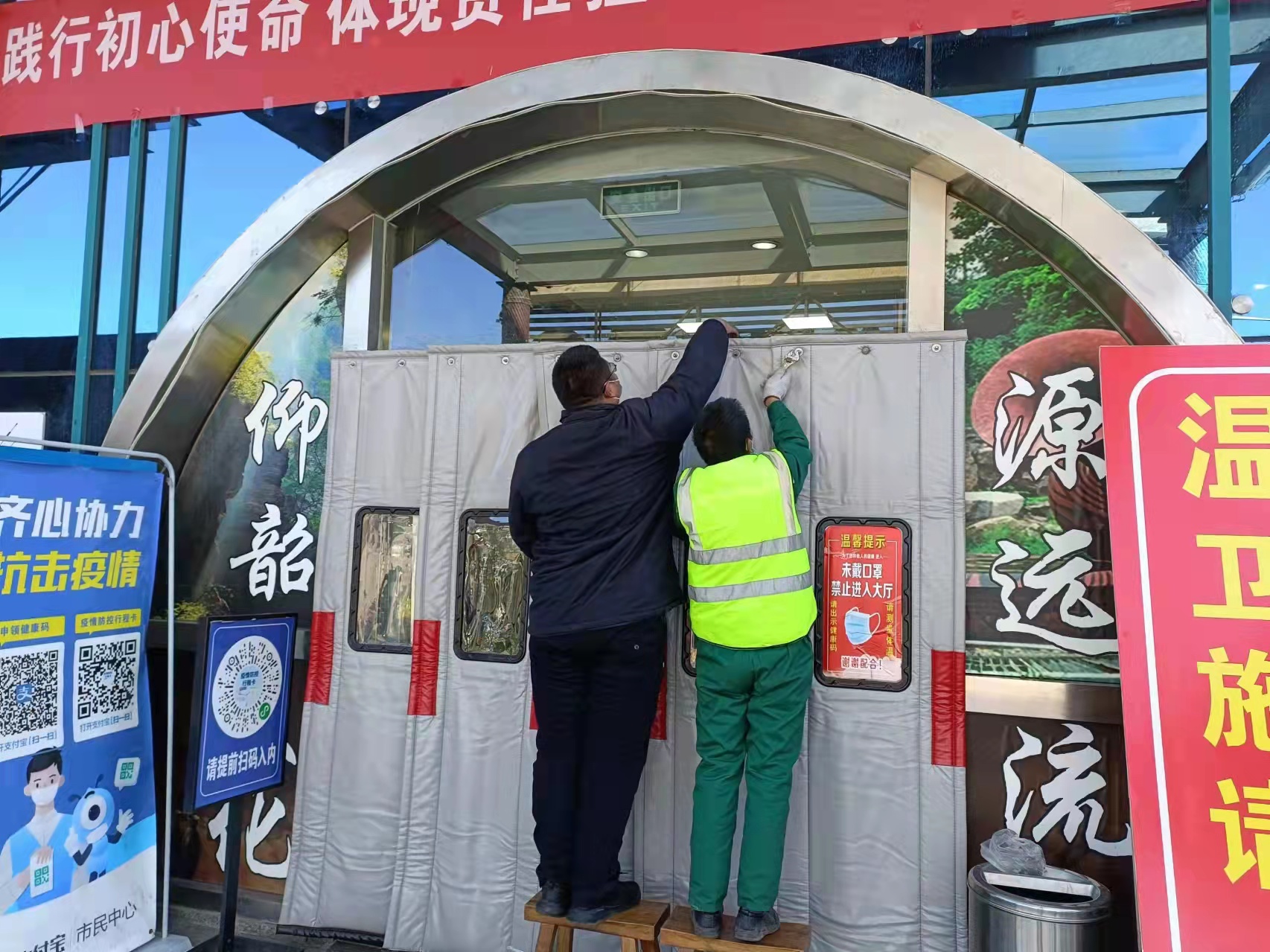 2021年11月，澠池西停車區(qū)南區(qū)積極做好惡劣天氣防范工.jpg
