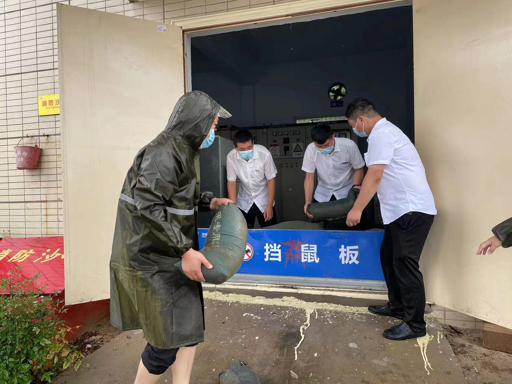 7月5日 商丘服務(wù)區(qū)放置沙袋、擋鼠板.jpg