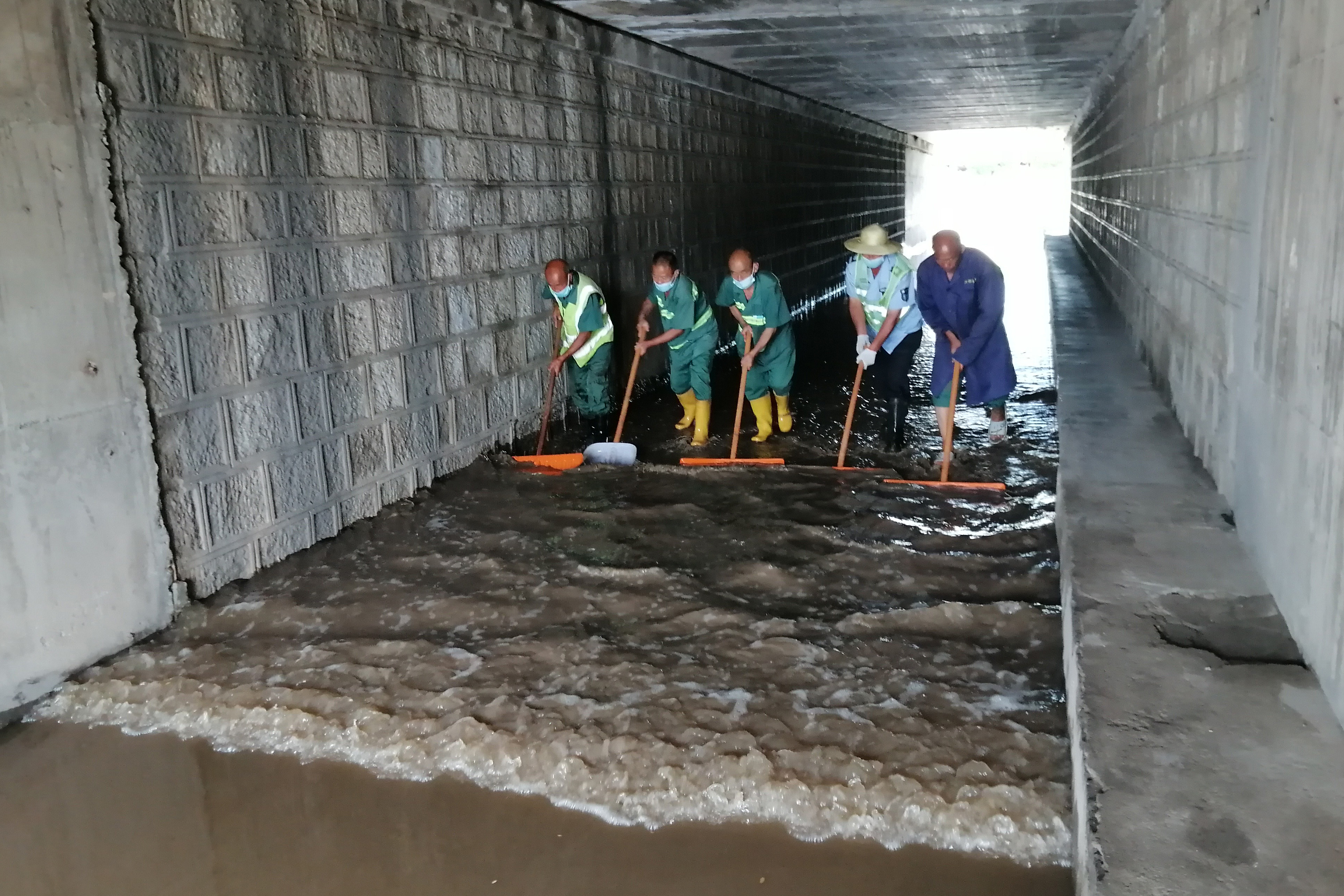 7月22日豫陜界服務區為持續做好新一輪降雨汛期防汛工作，組織員工對水泵房、配電房、廣場排水渠、主樓房頂及圍墻邊溝等重點區域進行疏通清理，全力做好防汛工作。王屹卓_.jpg
