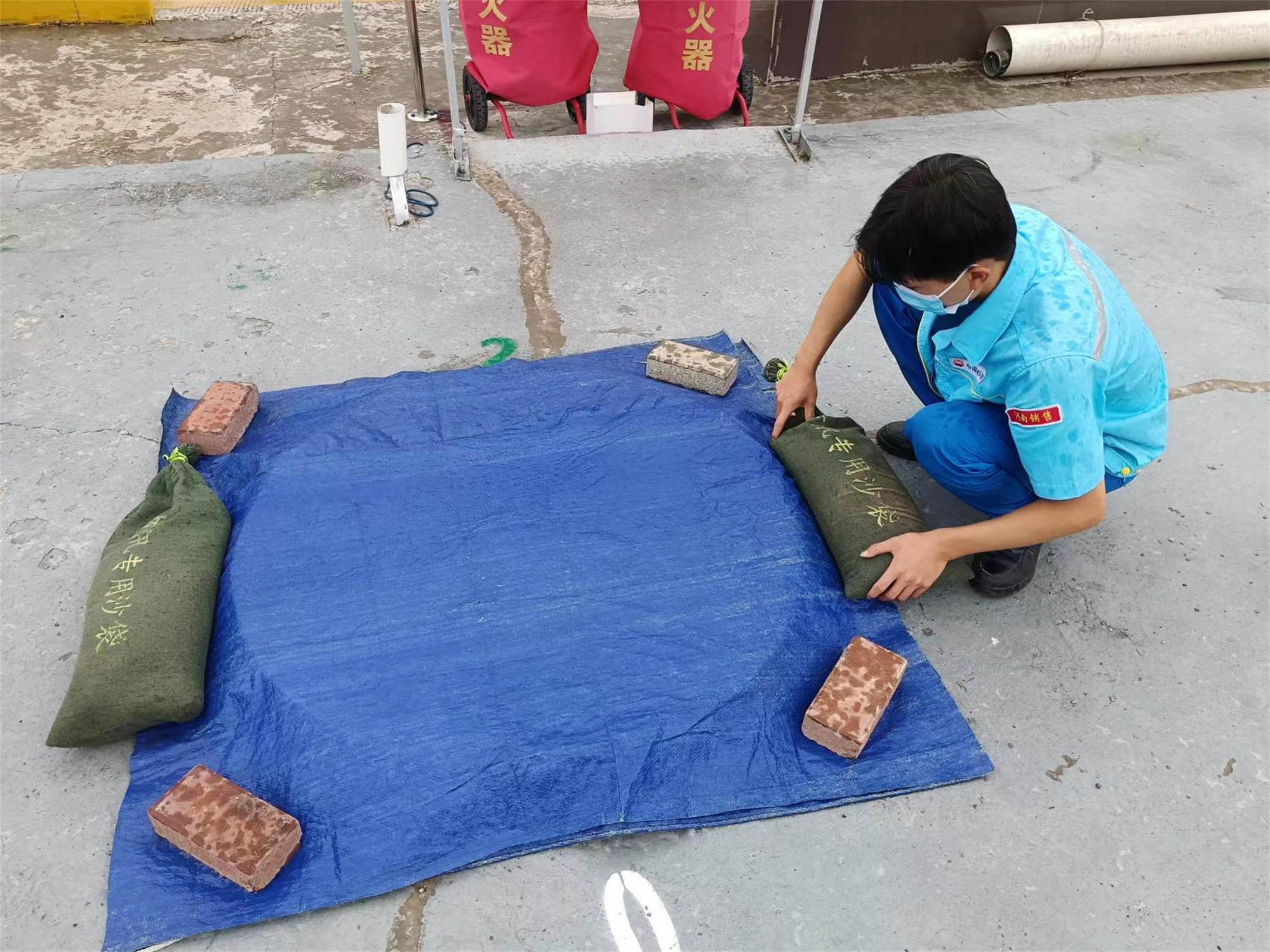 安陽加油站用防雨布罩住罐區操作井.jpg